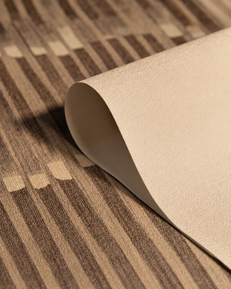 Carta da parati materica nei toni caldi del beige e marrone